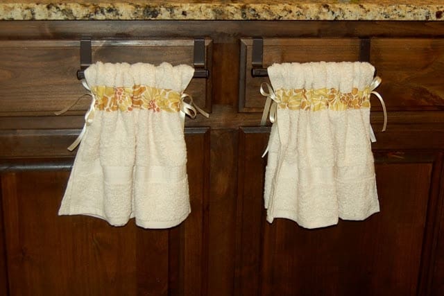 Stay Put Kitchen Towels - they don't slip off! free sewing tutorial