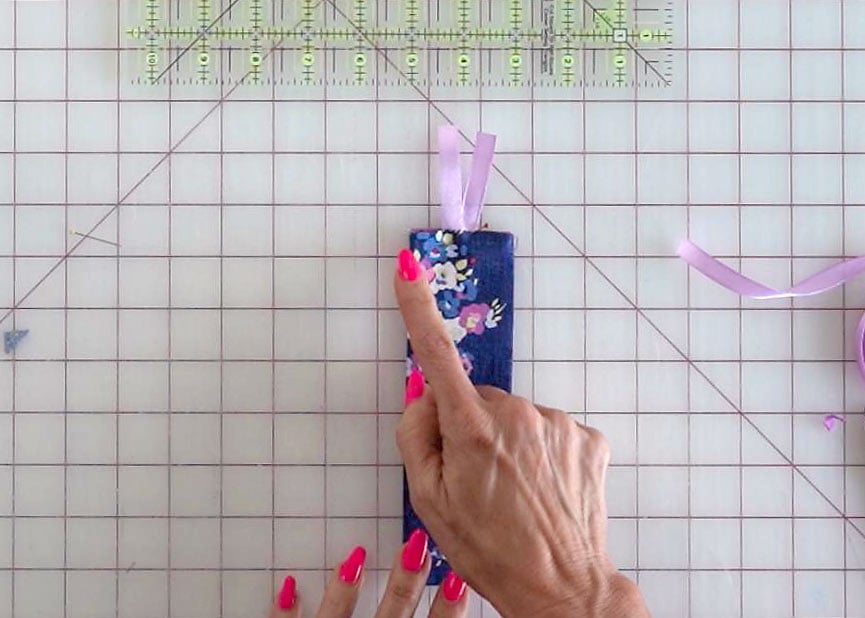 how to make a fabric book mark